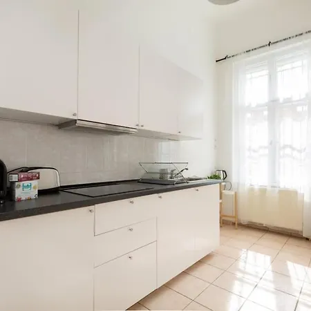 Modern With Desk & Monitor, Tv Budapest