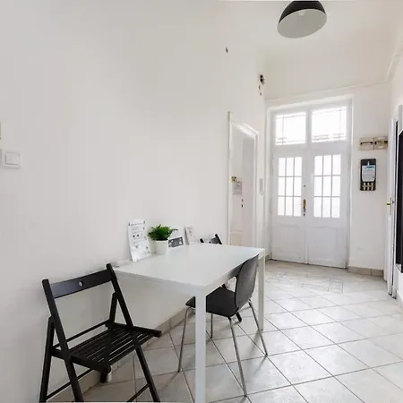 Modern With Desk & Monitor, Tv Budapest