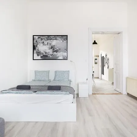 Modern With Desk & Monitor, Tv Apartment