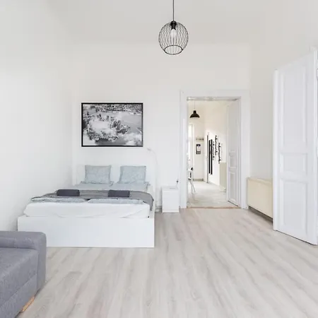 Apartment Modern With Desk & Monitor, Tv *